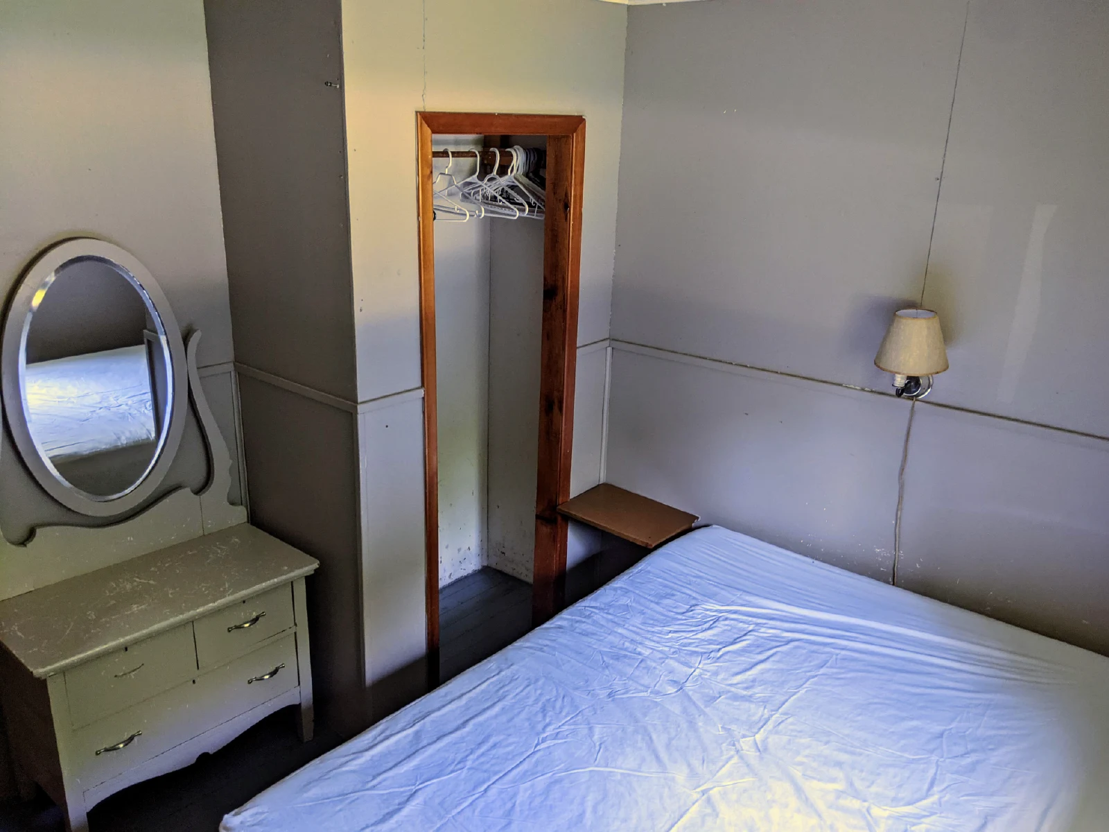 Pigeon-Lake-Resort-Cottage-four-main-bedroom-queen-size-bed